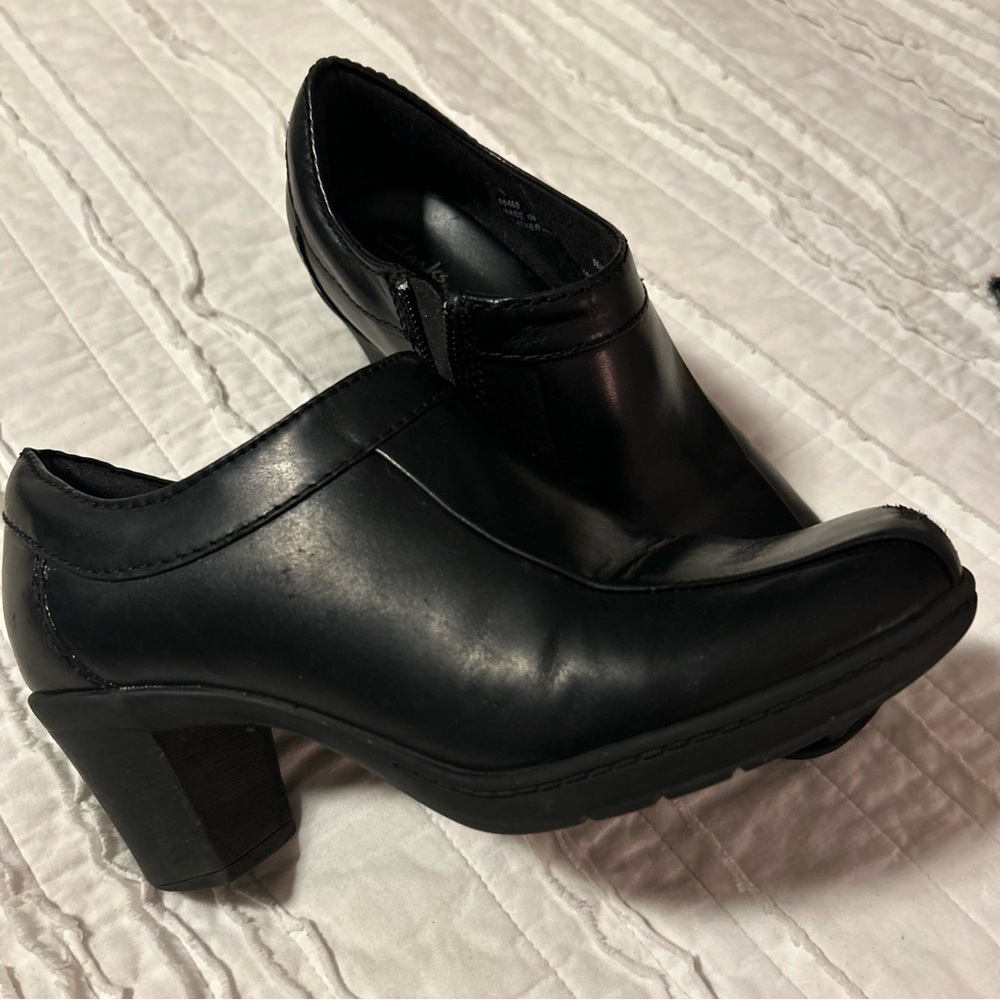 Clarks Women’s Black Leather Ankle Side Zipper Booties 7M